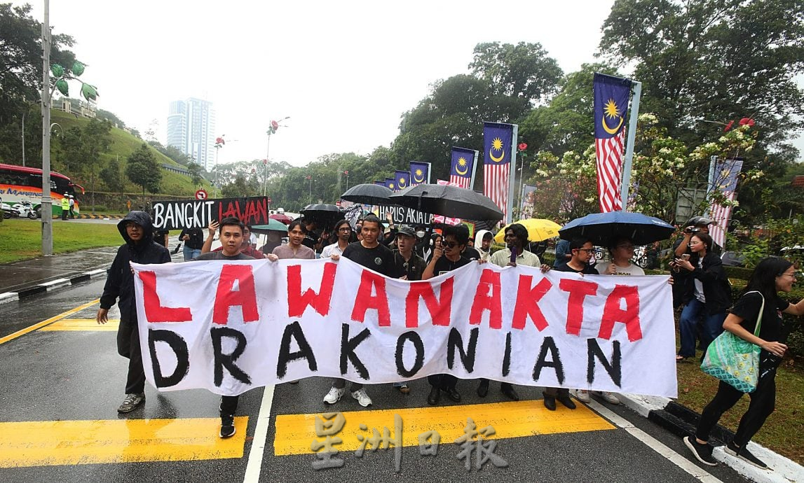  16非政府组织国会外雨中呈备忘录.试图进入国会呈备忘录遭阻拦