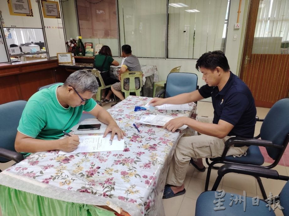 东:(建议双头条,已签发)入芭通行证申请周三截止,榴梿农民纷纷涌往土地局