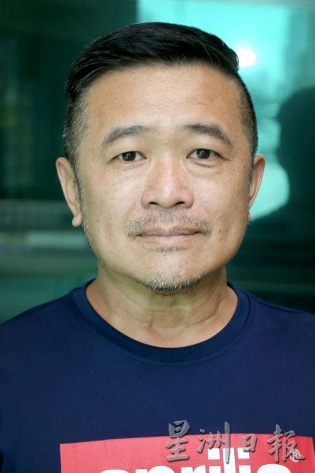 预先挖4坑 过程被拍下 怡市厅疑埋逾20狗尸