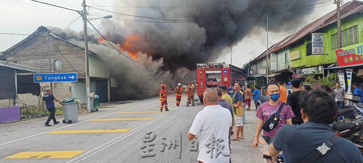 （古城第二版主文）新邦木阁大火，灾难中显现人性光辉