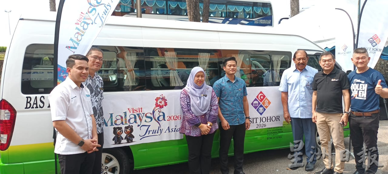 **已签发**柔：显刊：助力宣传大马柔佛旅游年 旅游局移交贴纸给多团体