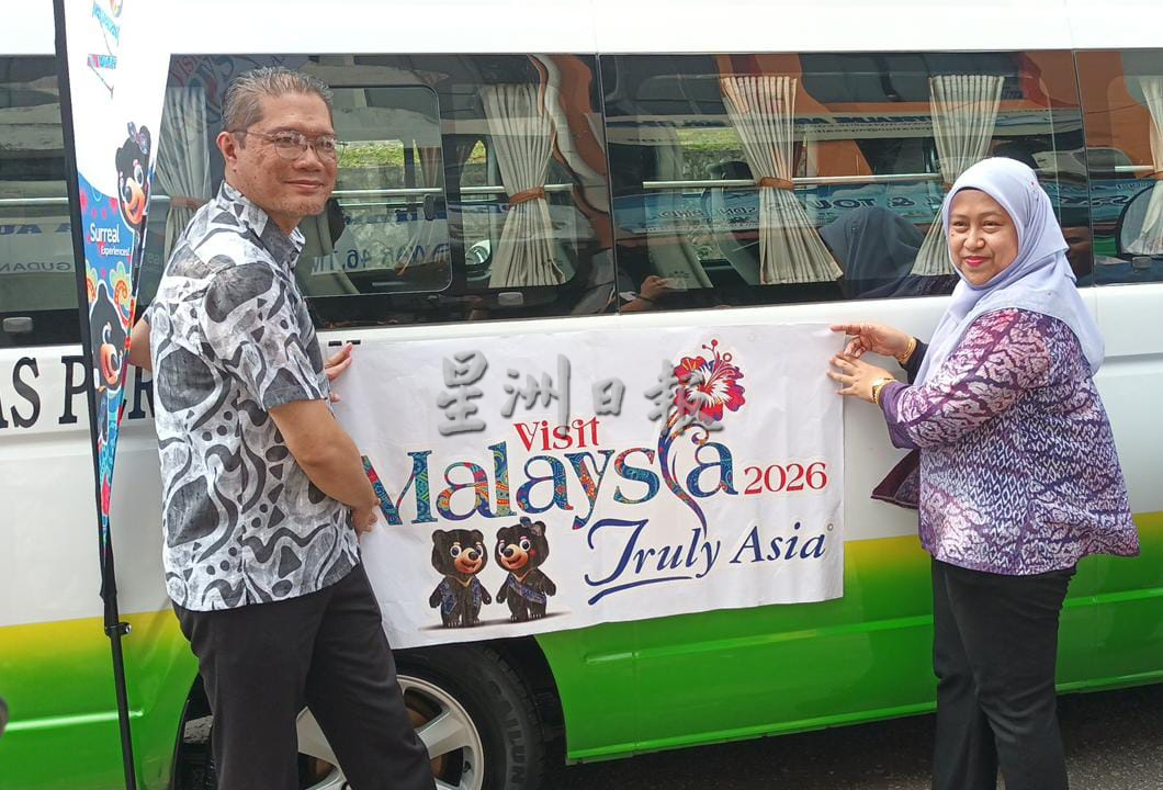 **已签发**柔：显刊：助力宣传大马柔佛旅游年 旅游局移交贴纸给多团体