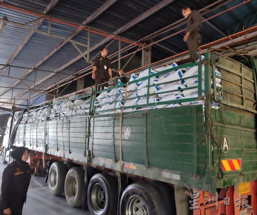 疑从泰国走私进入大马 扣2罗里8吨米逮5人