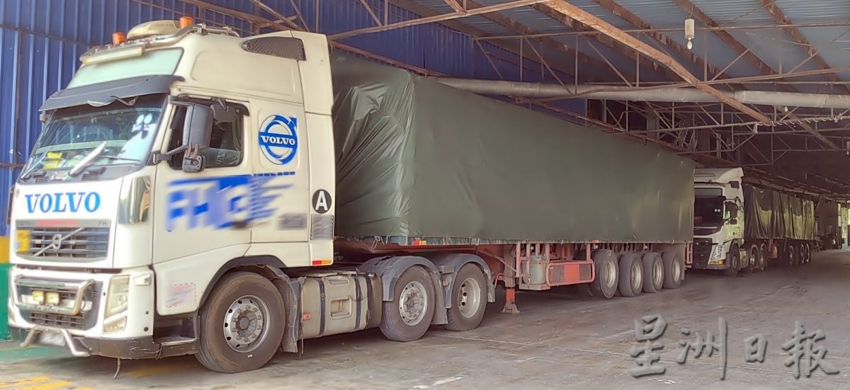 疑从泰国走私进入大马 扣2罗里8吨米逮5人