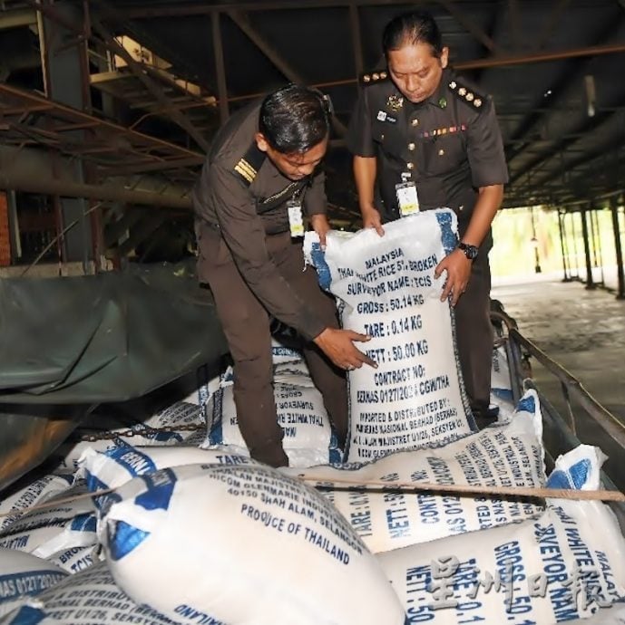 疑从泰国走私进入大马 扣2罗里8吨米逮5人