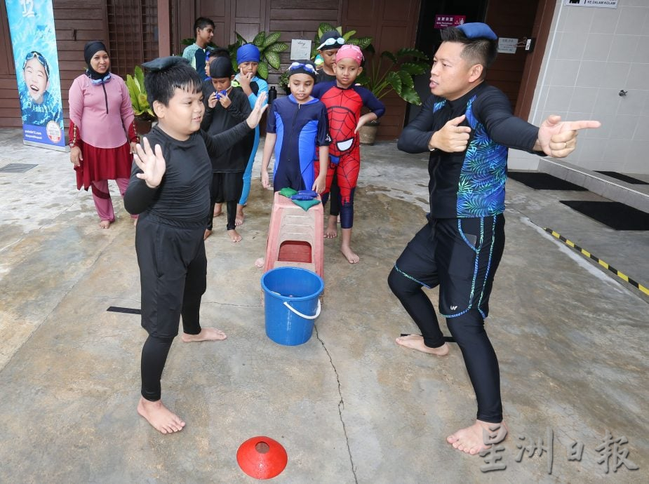特殊班水疗融合教育 通过游泳玩乐达致治疗辅助