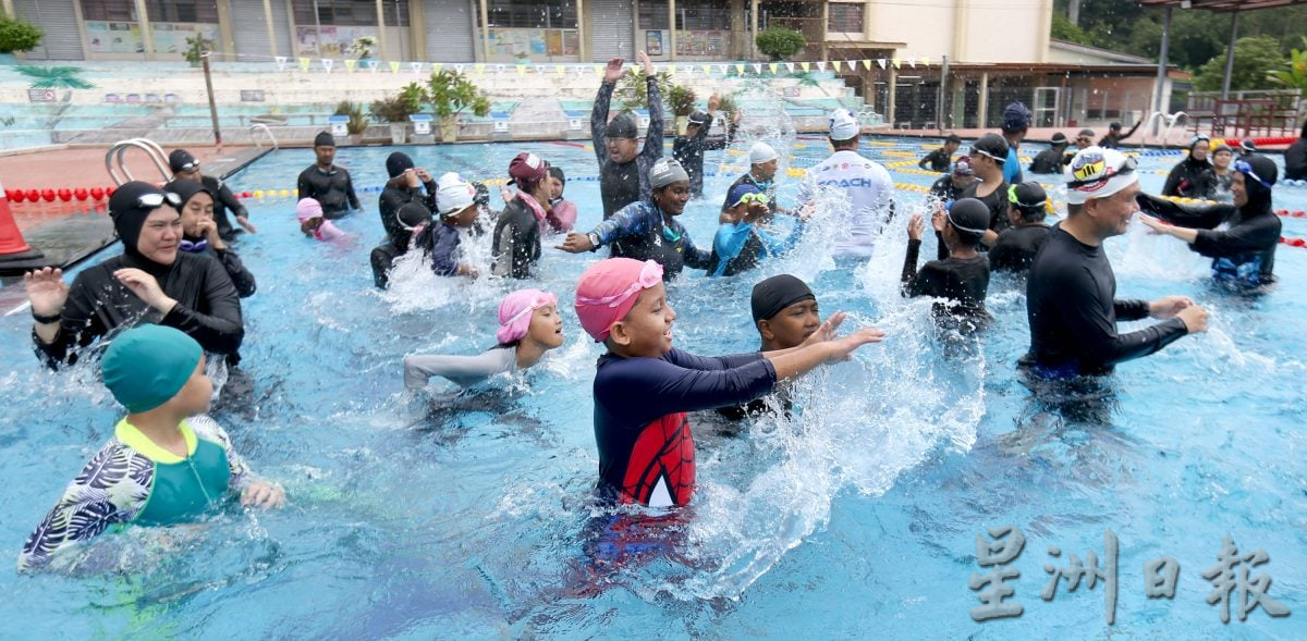 特殊班水疗融合教育 通过游泳玩乐达致治疗辅助