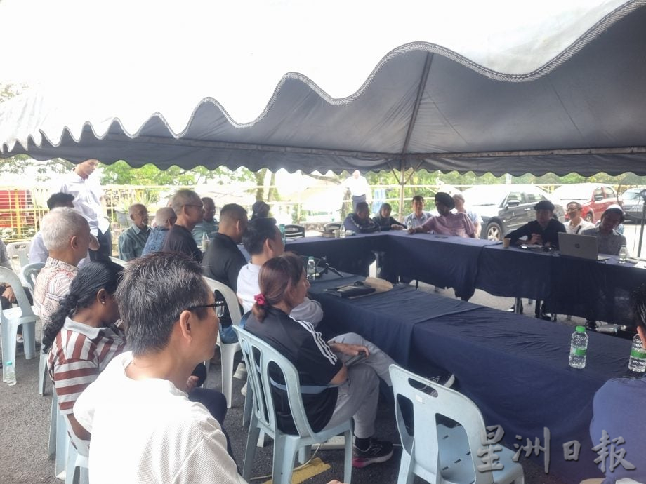 请签发--ME04版头-大都会/城乡规划局在珍德公寓讲解城市翻新/4图