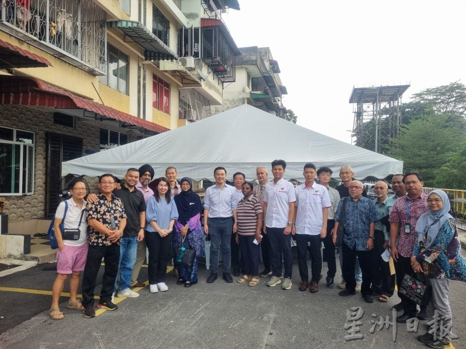 请签发--ME04版头-大都会/城乡规划局在珍德公寓讲解城市翻新/4图