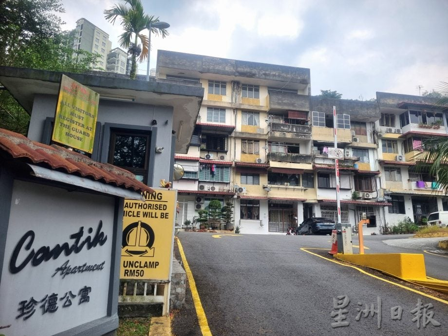 请签发--ME04版头-大都会/城乡规划局在珍德公寓讲解城市翻新/4图