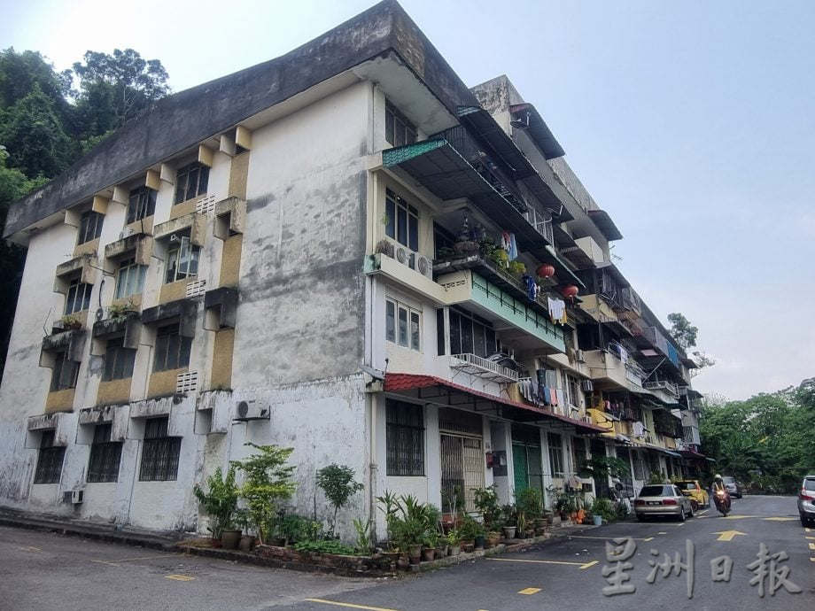 请签发--ME04版头-大都会/城乡规划局在珍德公寓讲解城市翻新/4图