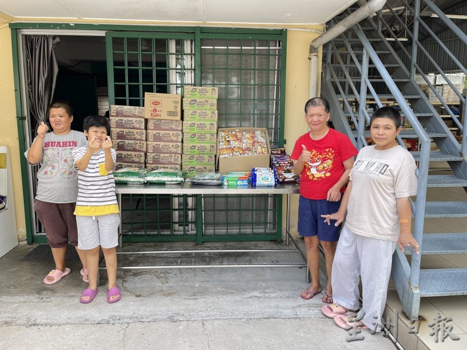 （大都会）门庭冷落缺物资，祝福文化捐助三家福利中心／4图