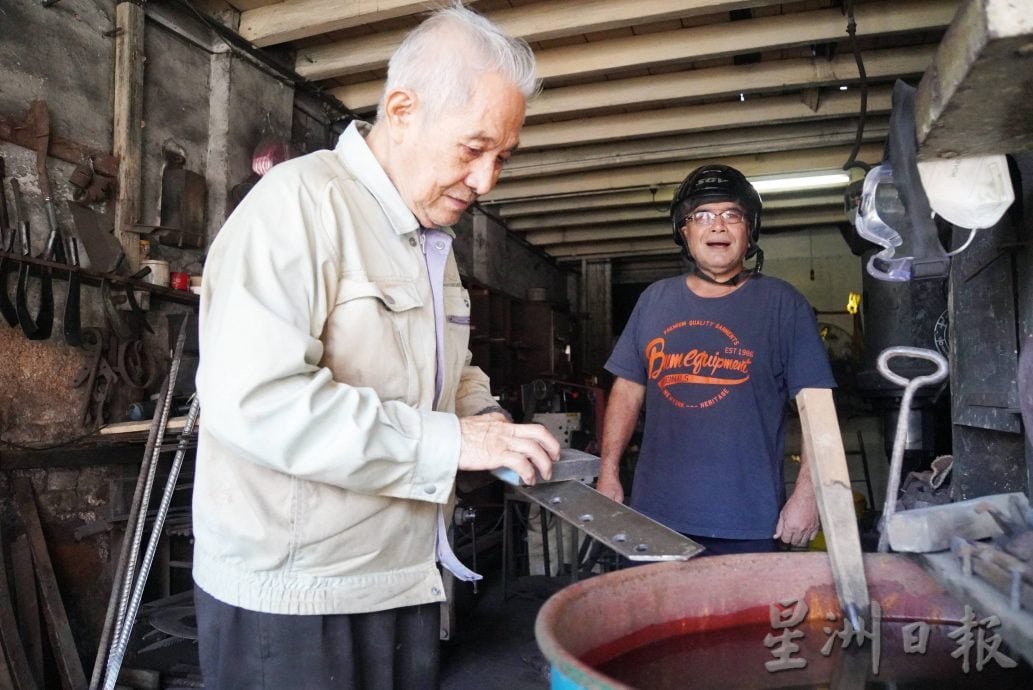 （大北马）走过百年∕叮咚当，叮咚当……加央大街百年打铁店敲响交响曲，第二代接班人也已步入九旬