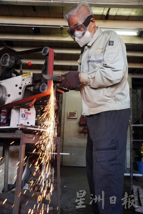 （大北马）走过百年∕叮咚当，叮咚当……加央大街百年打铁店敲响交响曲，第二代接班人也已步入九旬