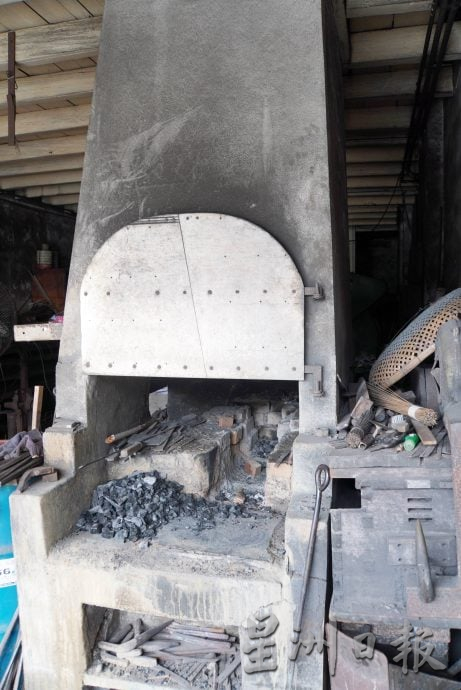 （大北马）走过百年∕叮咚当，叮咚当……加央大街百年打铁店敲响交响曲，第二代接班人也已步入九旬