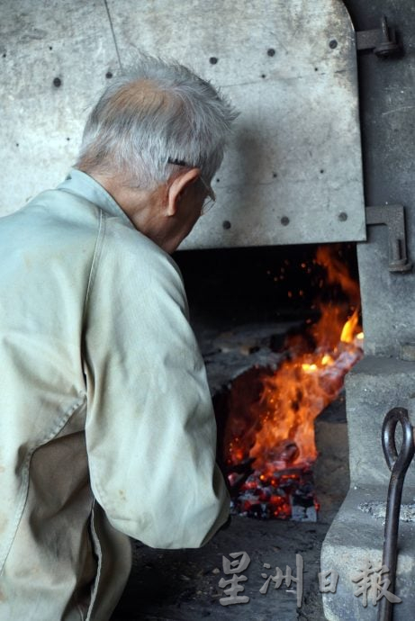 （大北马）走过百年∕叮咚当，叮咚当……加央大街百年打铁店敲响交响曲，第二代接班人也已步入九旬