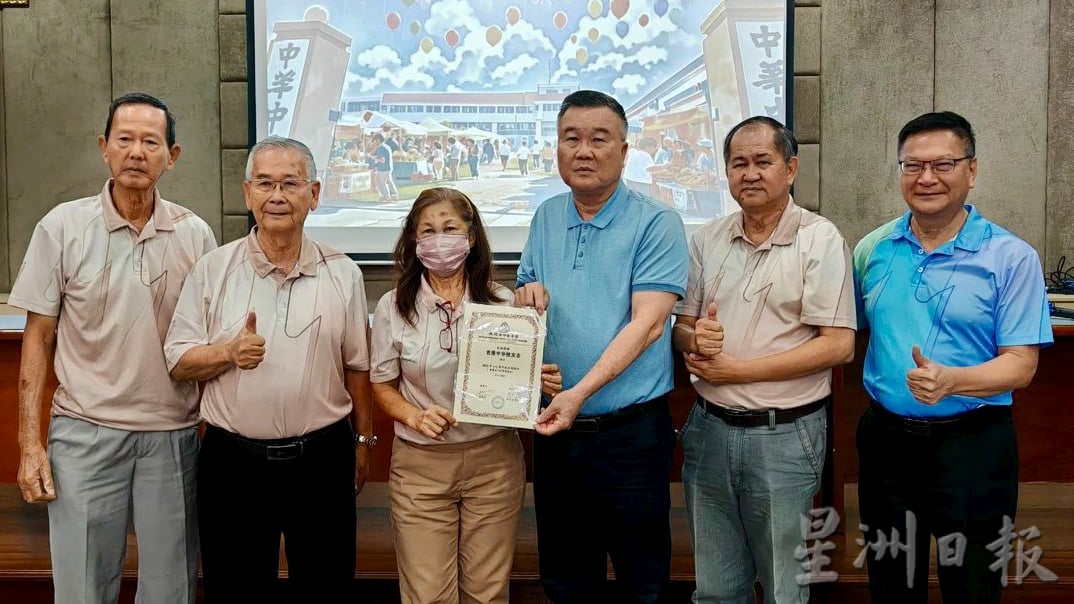 供星洲网/“红包达人”锺银凤周日将在波中义卖会举办蛇年红包封展览