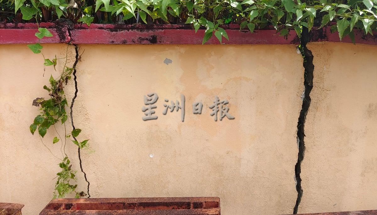 供星洲网：发展削坡致佛爷庙围墙下陷　苦等六年修复终迎转机