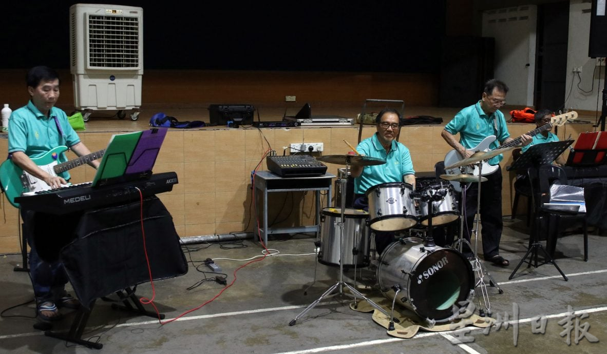 唱进酒楼!“第二届海浪乐队《耀花城之歌唱赛》周日晚引爆 现场伴奏献上音乐飨宴