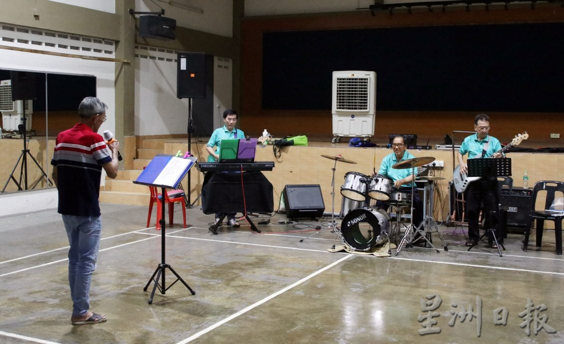 唱进酒楼!“第二届海浪乐队《耀花城之歌唱赛》周日晚引爆 现场伴奏献上音乐飨宴