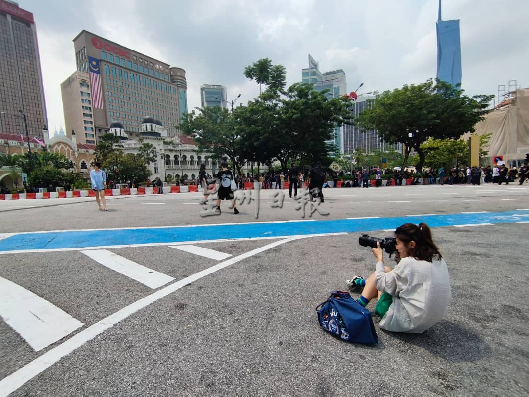 726倒安华大集会|黑潮涌动吸引游客停驻拍摄·游客：“没想过会遇到大场面”