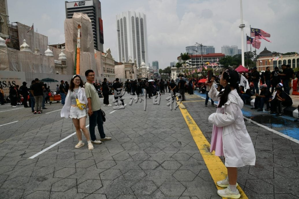 726倒安华大集会|黑潮涌动吸引游客停驻拍摄·游客：“没想过会遇到大场面”