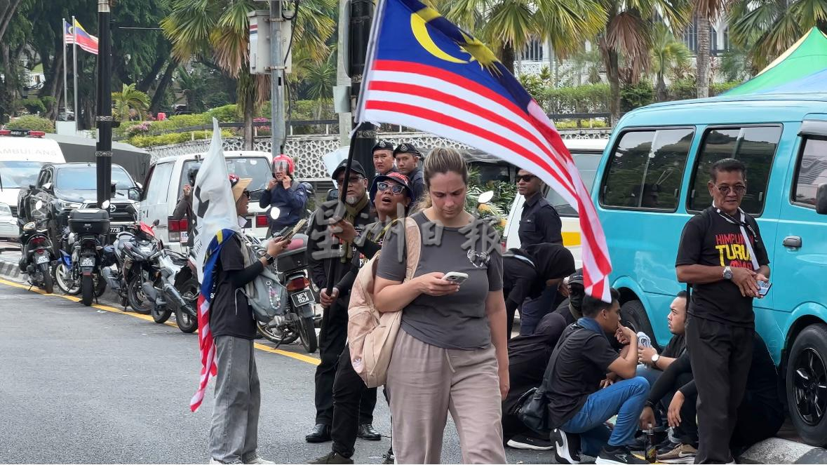 726倒安华大集会|黑潮涌动吸引游客停驻拍摄·游客：“没想过会遇到大场面”