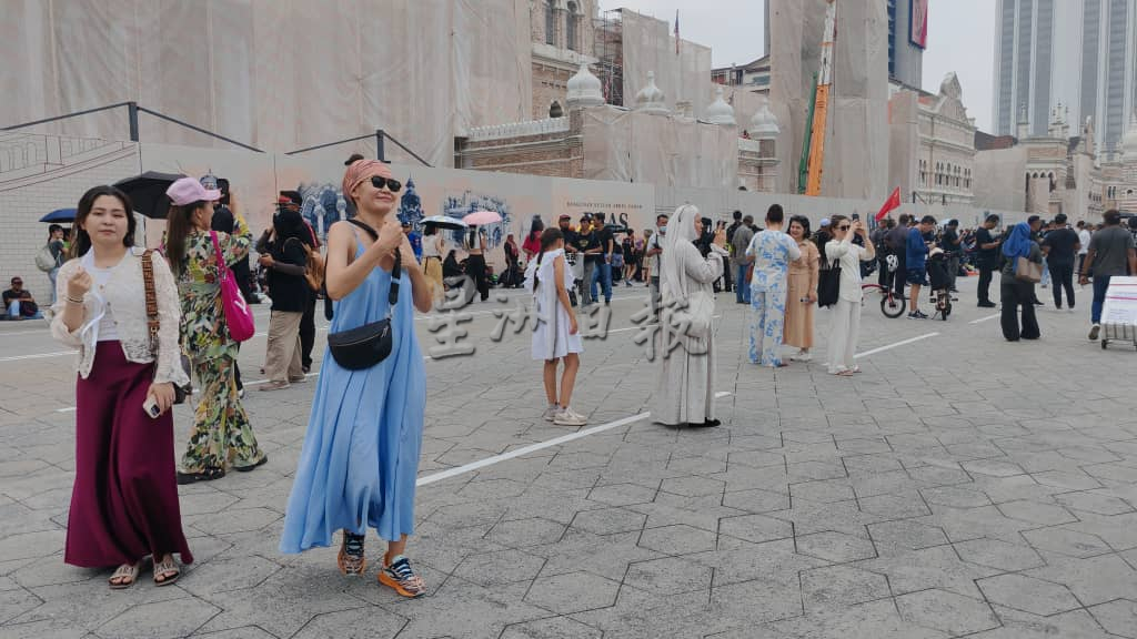 726倒安华大集会|黑潮涌动吸引游客停驻拍摄·游客：“没想过会遇到大场面”