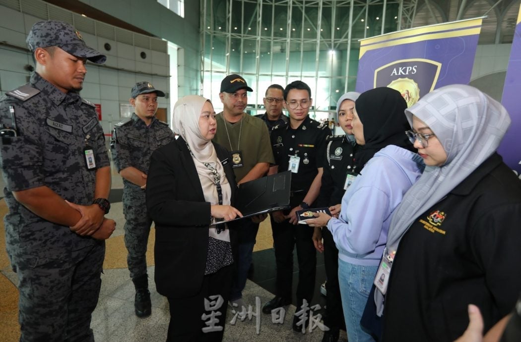 （已签发）全国：涉里应外合操纵代飞护照  2关卡执法人员被扣查