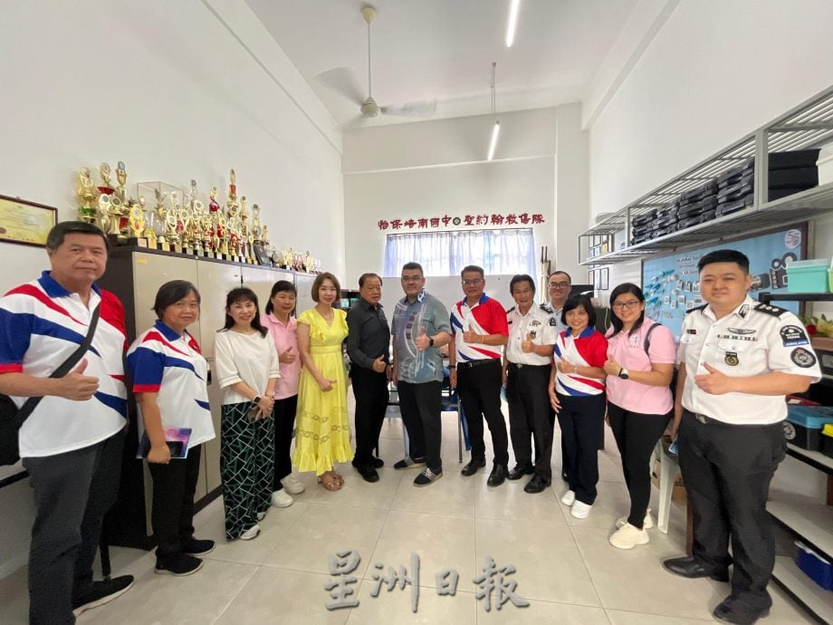 社区居民紧急也可用 培南华中设AED除颤器  ​