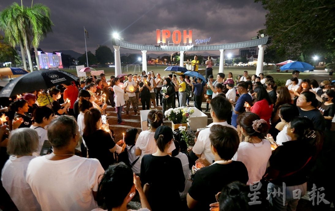 雨中默哀不离场 怡爱狗人士为狗守夜