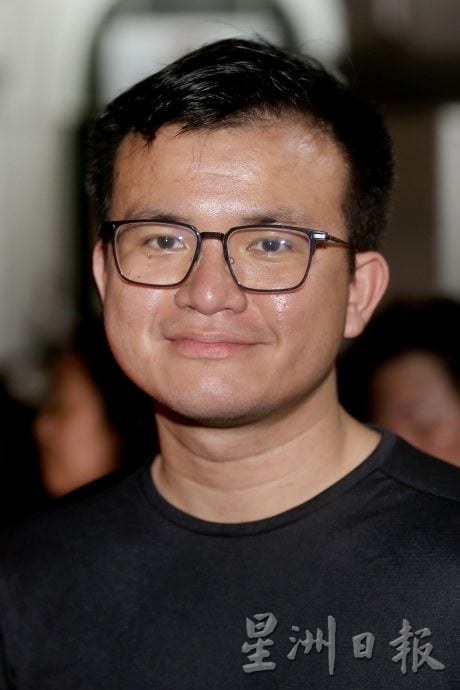 雨中默哀不离场 怡爱狗人士为狗守夜