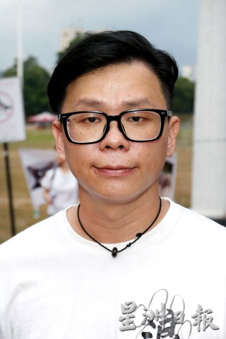 雨中默哀不离场 怡爱狗人士为狗守夜