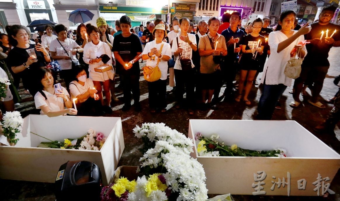 雨中默哀不离场 怡爱狗人士为狗守夜