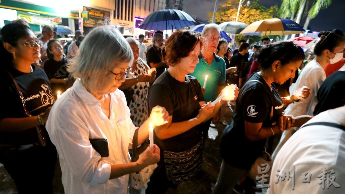 雨中默哀不离场 怡爱狗人士为狗守夜
