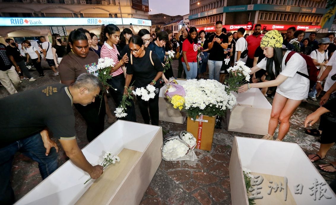 雨中默哀不离场 怡爱狗人士为狗守夜