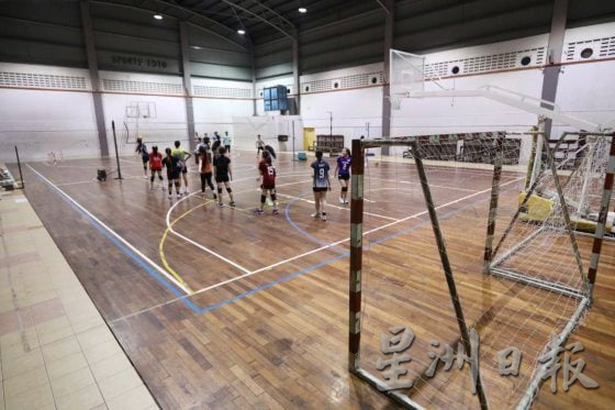 【排球少年,加油!/01】国际赛绩惨烈、比赛有限制、资源又匮乏,排球选手如何逆转困境?