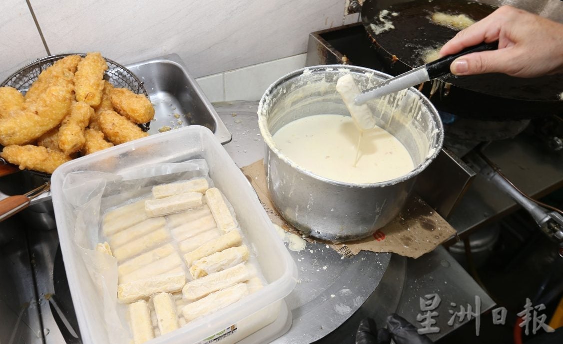 大霹雳封底主文/【人气美食】/夫妇档炸出新滋味 拉丝年糕酥脆香气四溢