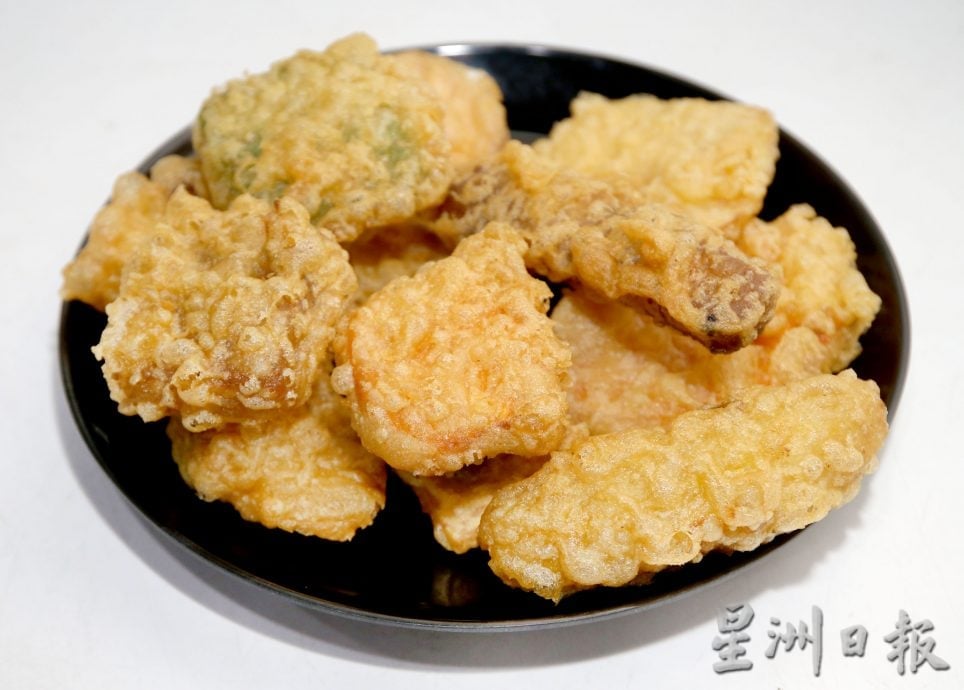 大霹雳封底主文/【人气美食】/夫妇档炸出新滋味 拉丝年糕酥脆香气四溢