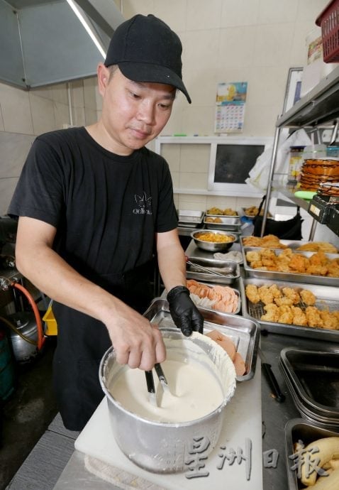 大霹雳封底主文/【人气美食】/夫妇档炸出新滋味 拉丝年糕酥脆香气四溢