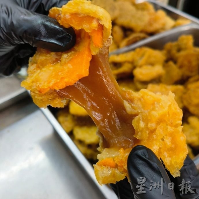 大霹雳封底主文／【人气美食】／夫妇档炸出新滋味 拉丝年糕酥脆香气四溢