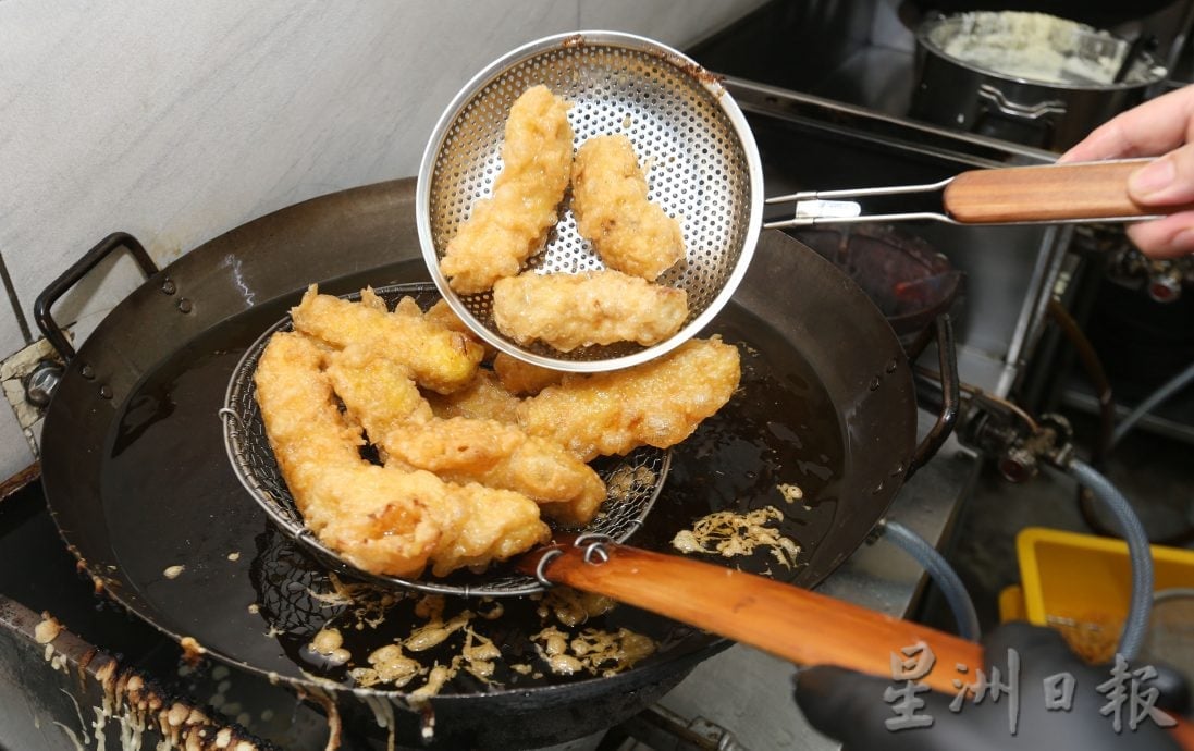大霹雳封底主文/【人气美食】/夫妇档炸出新滋味 拉丝年糕酥脆香气四溢