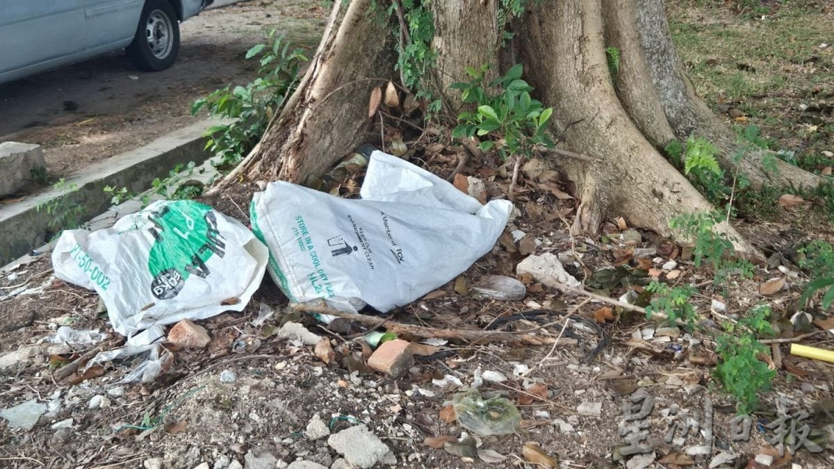 (古城第三版主文)玛琳阿峇迪花园草场的环保站沦为垃圾站