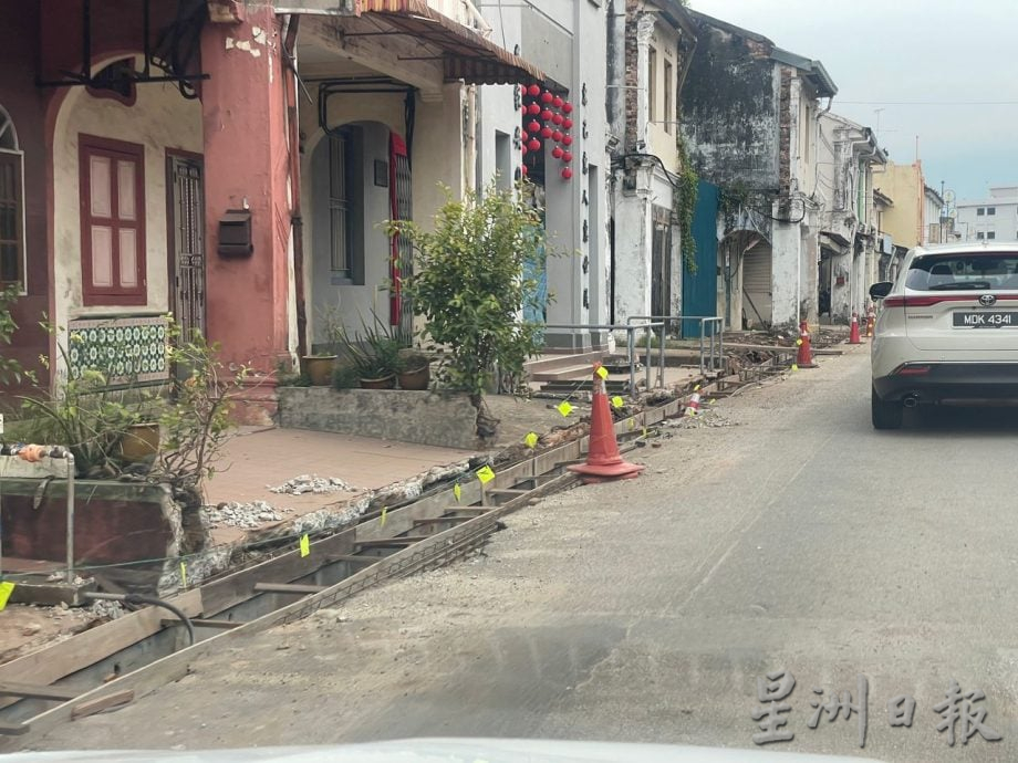 (古城版)九楼后巷沟渠提升减缓水灾,唯通道地势不平积水难通行