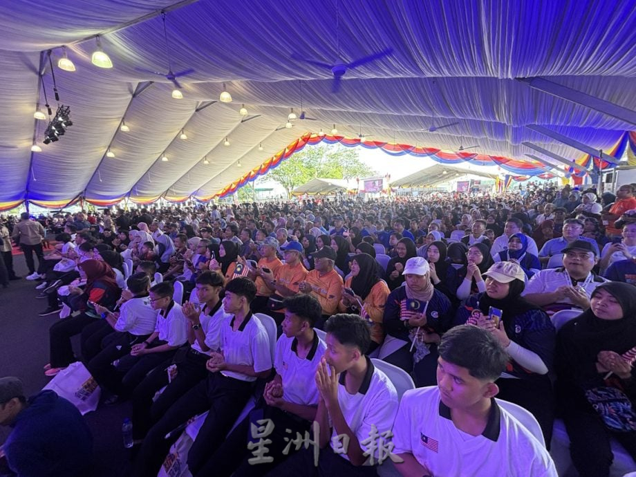 挥动辉煌条纹   国庆巡回车队出发