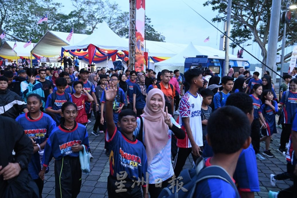 挥动辉煌条纹   国庆巡回车队出发