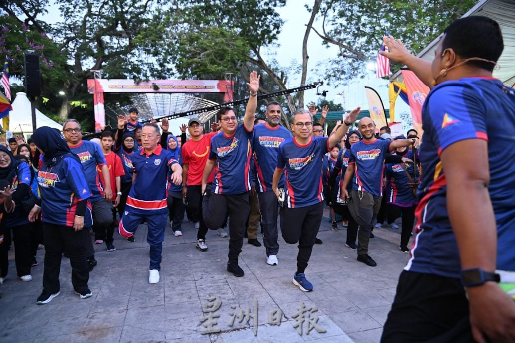 挥动辉煌条纹   国庆巡回车队出发