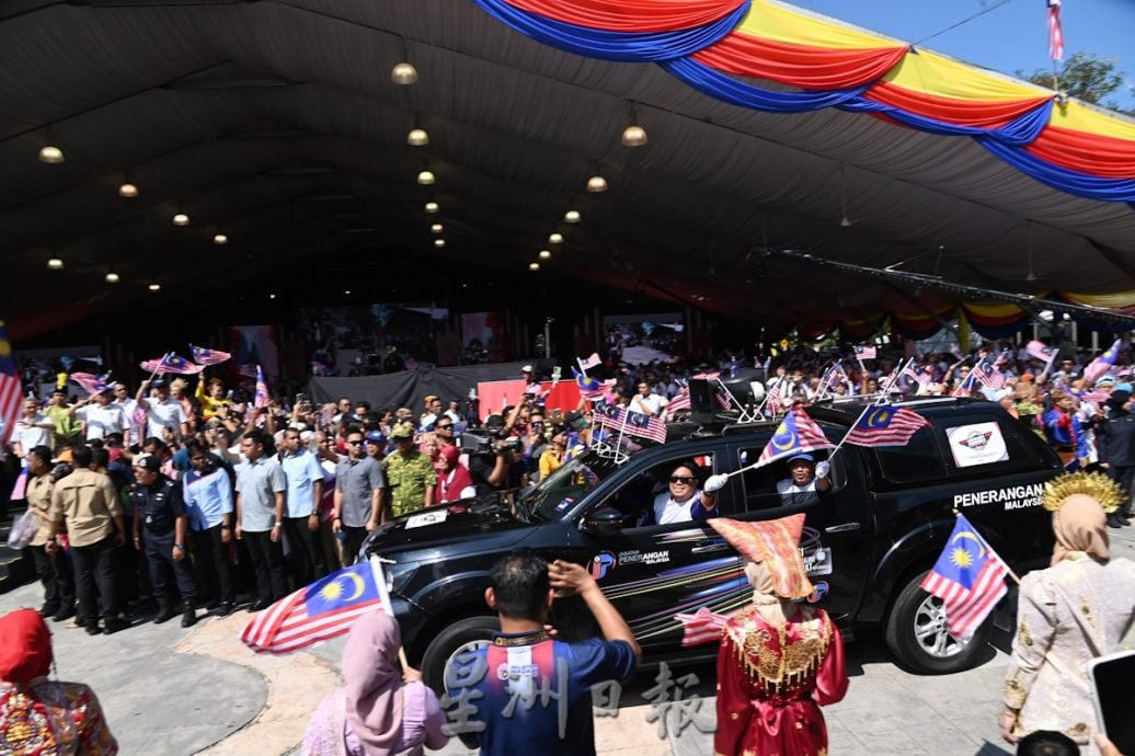 挥动辉煌条纹   国庆巡回车队出发