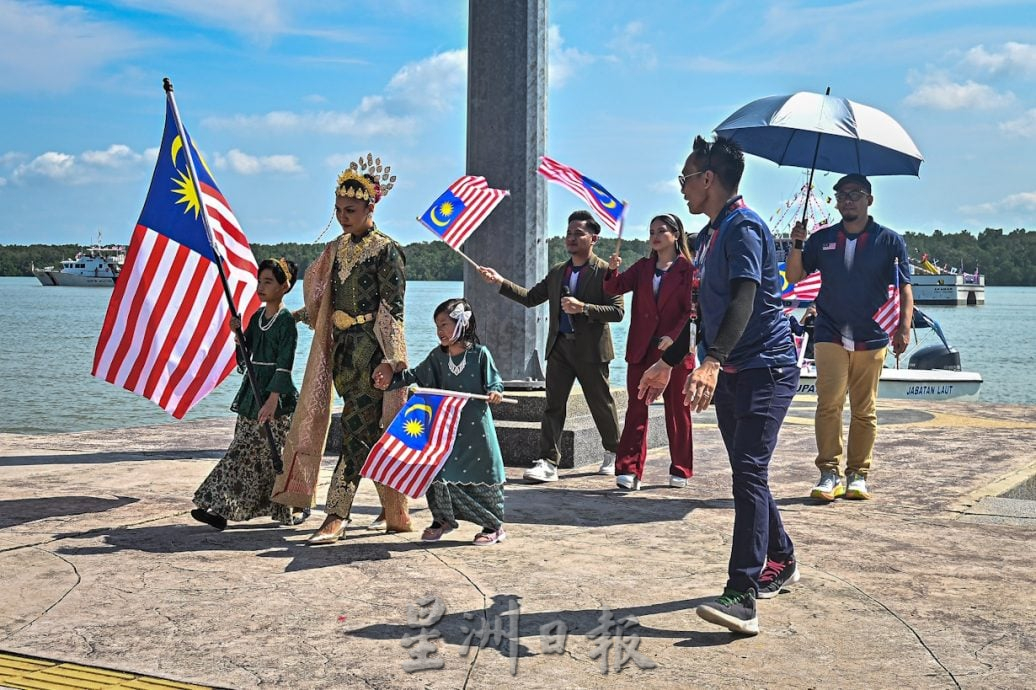 挥动辉煌条纹   国庆巡回车队出发