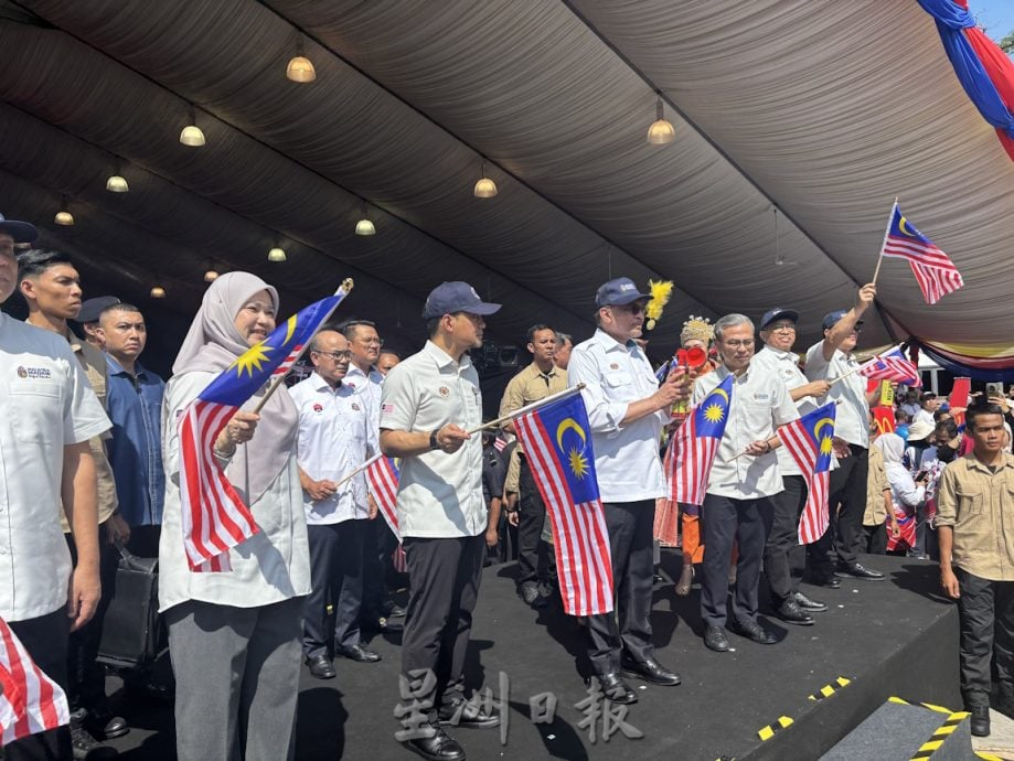 挥动辉煌条纹   国庆巡回车队出发